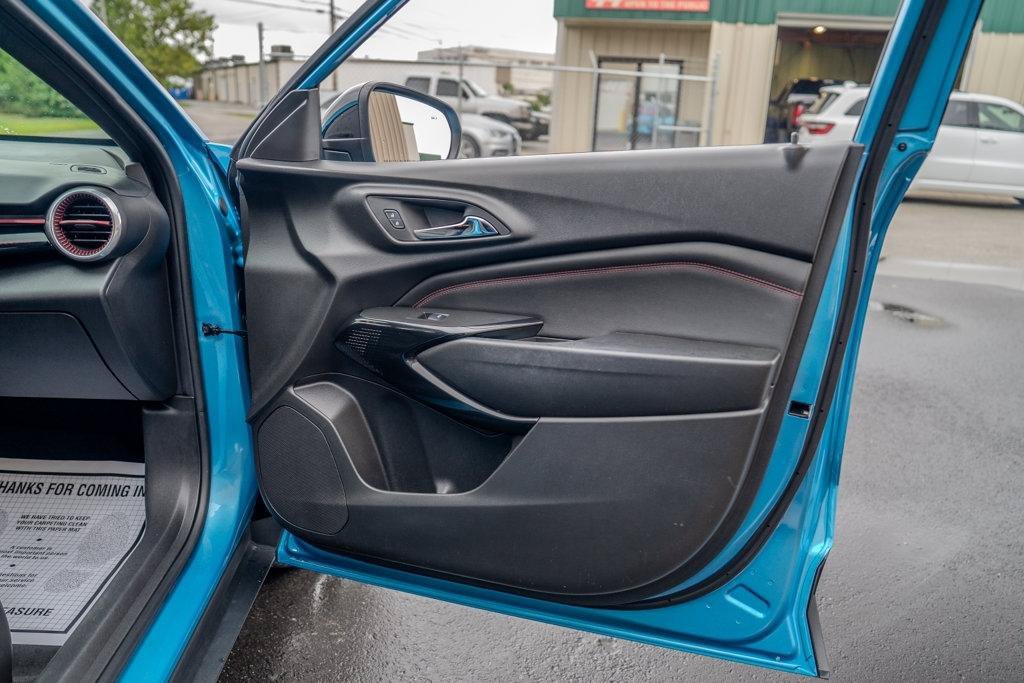 Used 2025 Chevrolet Trax RS w/ Sunroof Package FWD image 21