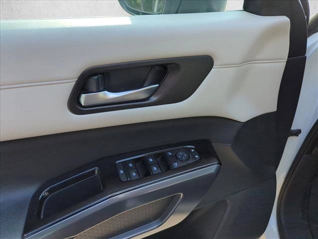 Used 2023 Nissan Pathfinder SL AWD/4WD image 10