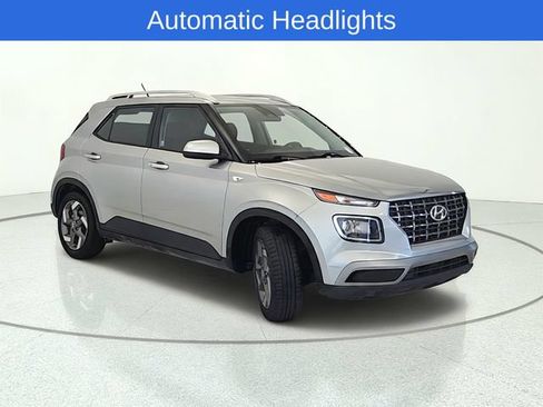 Used 2025 Hyundai Venue SEL FWD image 2