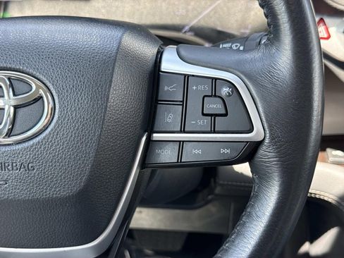 Used 2024 Toyota Sienna XLE FWD image 14