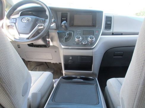 Used 2017 Toyota Sienna LE FWD image 40