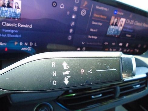 Used 2025 Buick Enclave Sport Touring AWD/4WD image 9