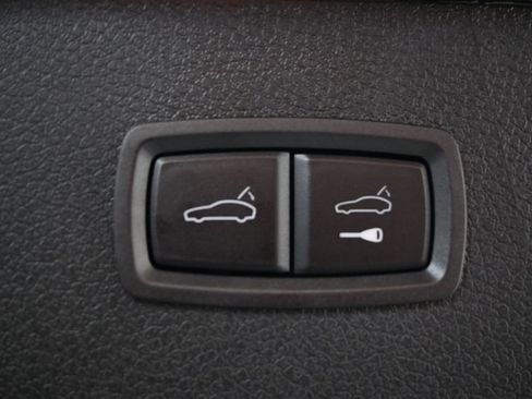 Used 2025 Porsche Macan AWD/4WD image 26