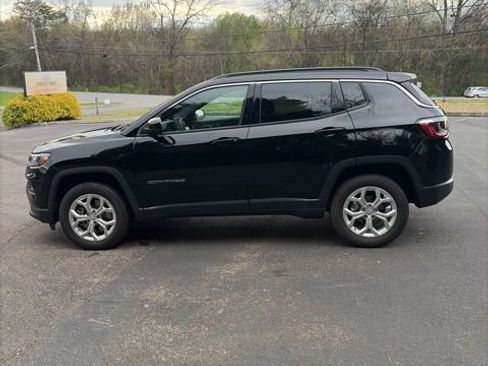 Used 2024 Jeep Compass Latitude image 11