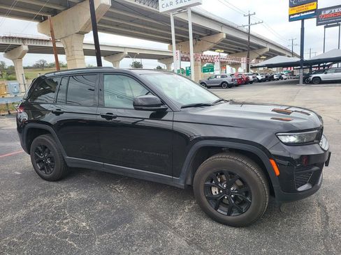Used 2025 Jeep Grand Cherokee Altitude image 13
