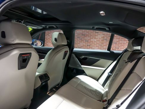 Used 2024 BMW 530i xDrive 530i xDrive w/ Premium Package image 17