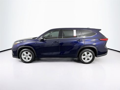 Used 2022 Toyota Highlander LE FWD image 11