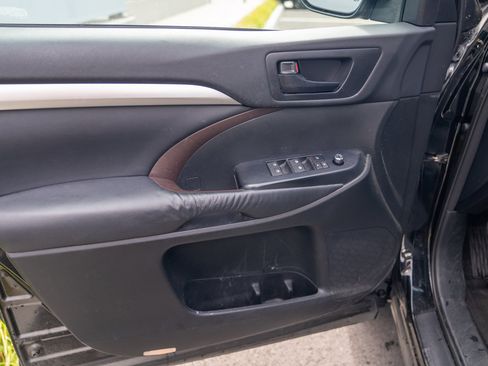 Used 2014 Toyota Highlander Plus FWD image 10