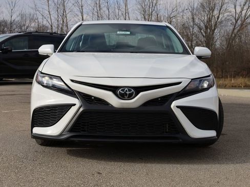 Used 2022 Toyota Camry SE image 2