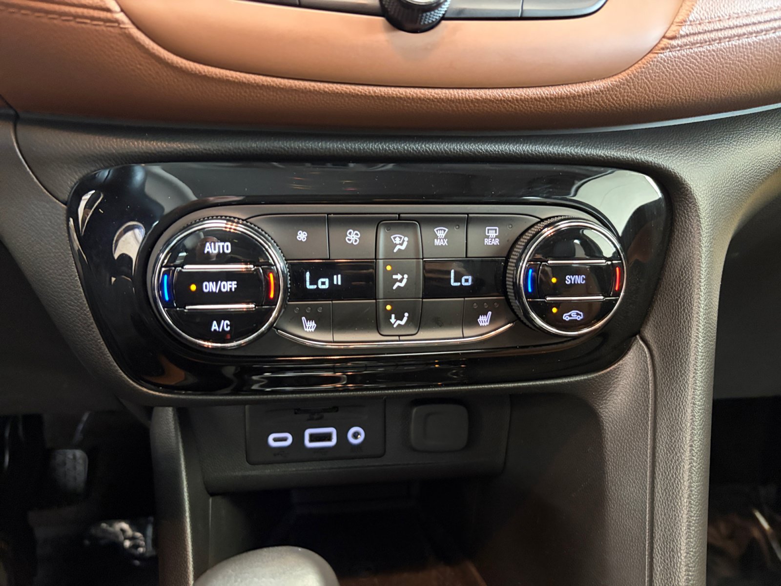 Used 2021 Buick Encore GX Essence w/ Advanced Technology Package AWD/4WD image 29