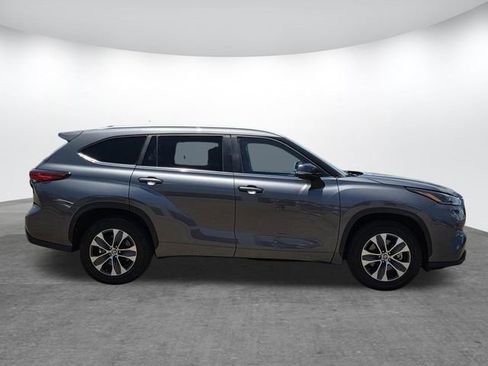 Used 2023 Toyota Highlander XLE FWD image 3
