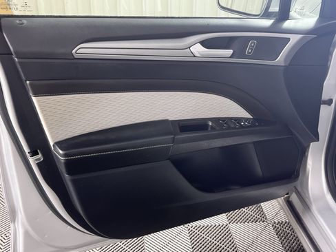 Used 2019 Ford Fusion SE w/ Equipment Group 151A image 16