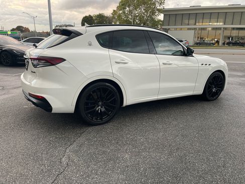 Used 2021 Maserati Levante image 18
