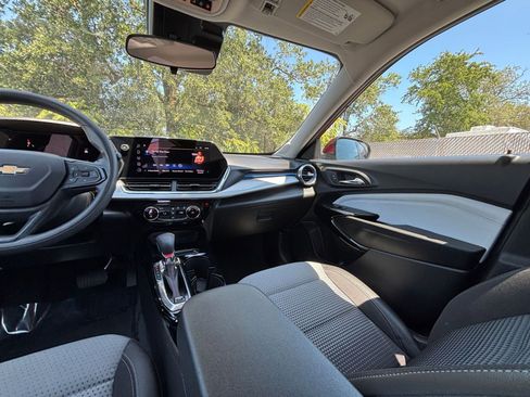 Used 2025 Chevrolet Trax LT FWD image 34
