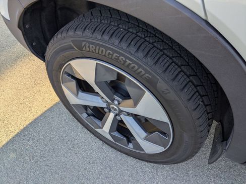 Used 2023 Volvo XC40 B4 Ultimate FWD image 36