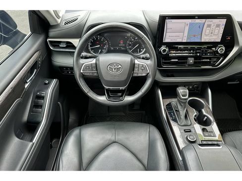 Used 2021 Toyota Highlander Limited AWD/4WD image 16