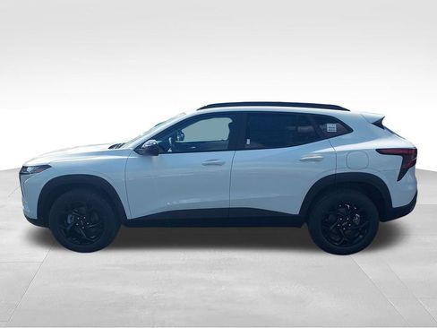 New 2026 Chevrolet Trax LT w/ Driver Confidence Package FWD image 2