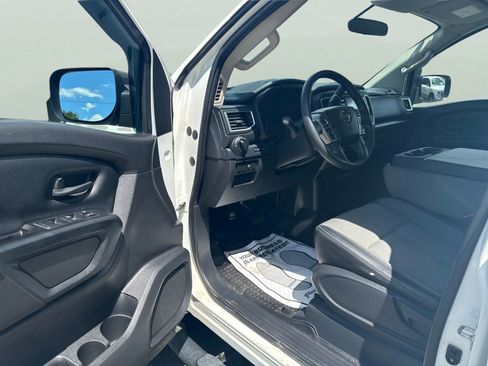 Used 2018 Nissan Titan S AWD/4WD image 12