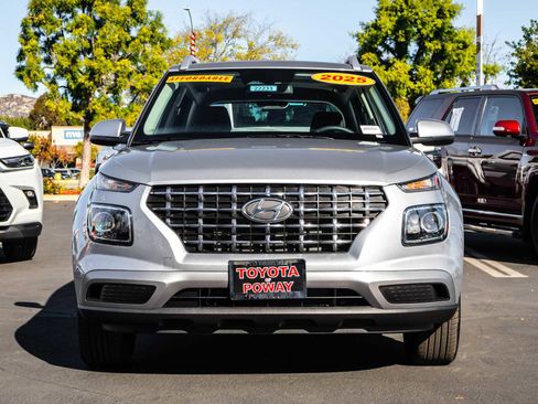 Used 2025 Hyundai Venue SEL image 2