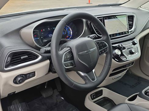 Used 2024 Chrysler Pacifica Limited FWD image 10