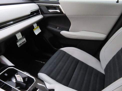 New 2025 Mitsubishi Outlander SE image 19