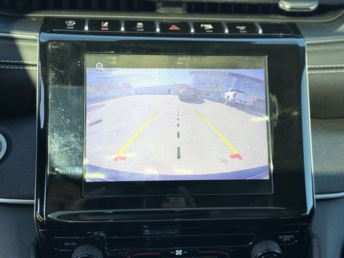 Used 2024 Jeep Grand Cherokee Laredo X image 20