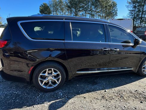 Used 2017 Chrysler Pacifica Limited w/ UConnect Theater Package image 8