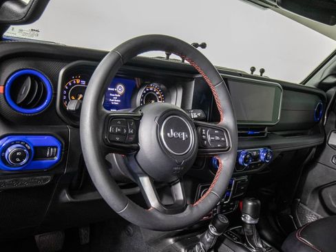 Used 2024 Jeep Gladiator Rubicon w/ Technology Group AWD/4WD image 19
