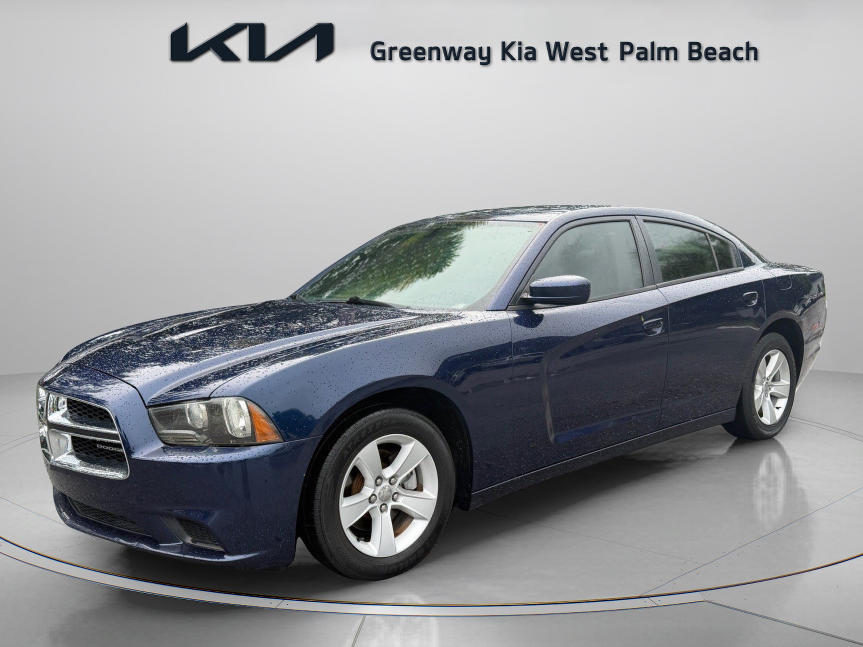 Used 2013 Dodge Charger SE RWD image 3