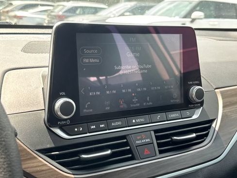 Used 2025 Nissan Altima 2.5 SV FWD image 19