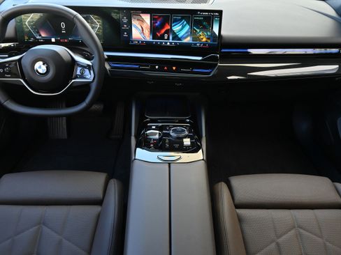 Used 2025 BMW 530i w/ Premium Package RWD image 15