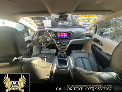 Used 2024 Chrysler Pacifica Touring-L image 31