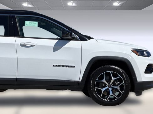Used 2025 Jeep Compass Limited image 34