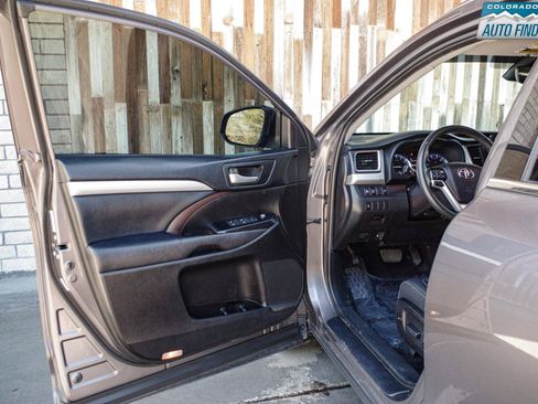 Used 2019 Toyota Highlander XLE AWD/4WD image 10
