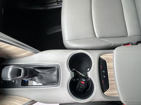 Used 2022 Toyota Venza XLE image 27