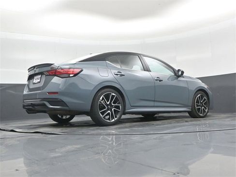 Used 2025 Nissan Sentra SR w/ SR Premium Package image 39
