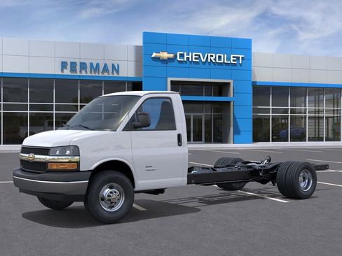New 2026 Chevrolet Express 4500 RWD image 2