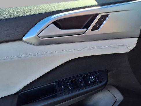 Used 2025 Volkswagen Taos SE image 19