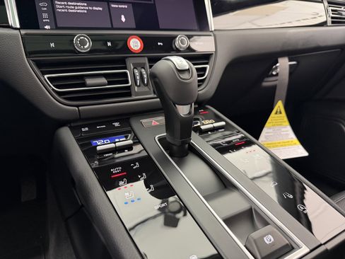 Certified 2026 Porsche Macan AWD/4WD image 35