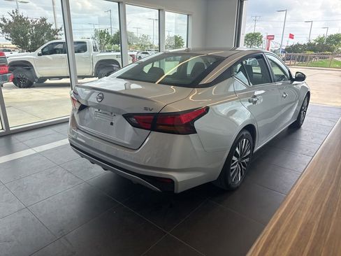 Used 2023 Nissan Altima 2.5 SV FWD image 3