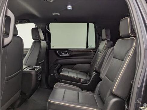 Used 2023 Chevrolet Suburban Premier image 17