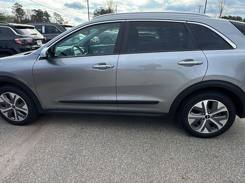 Used 2022 Kia Niro EX w/ Cold Weather Package image 11