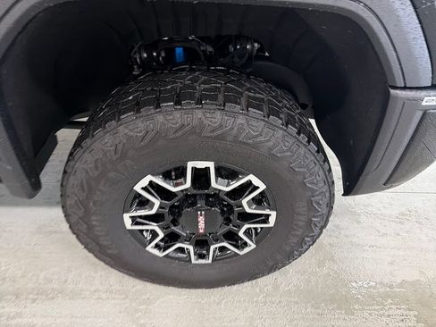 Used 2026 GMC Sierra 2500 AT4X AWD/4WD image 4