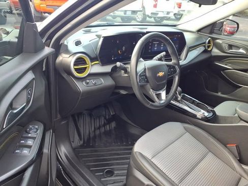 Used 2024 Chevrolet Trax LT w/ LT Convenience Package FWD image 6