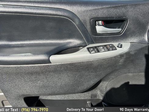 Used 2017 Toyota Sienna SE w/ SE Preferred Package image 17