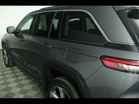 Used 2022 Jeep Grand Cherokee Limited image 16