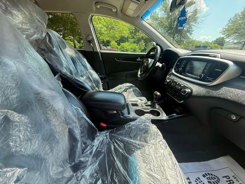 Used 2017 Kia Sorento LX w/ LX Convenience Package image 19