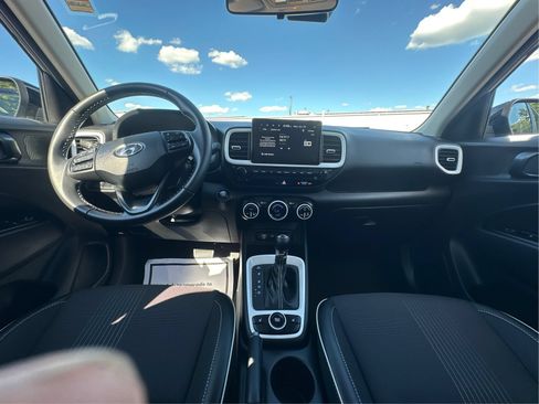 Used 2025 Hyundai Venue Limited FWD image 26