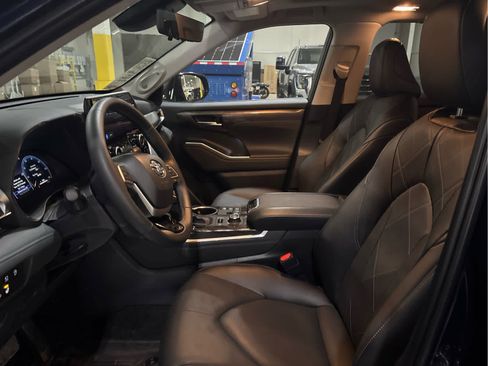 Certified 2025 Toyota Highlander Platinum image 9