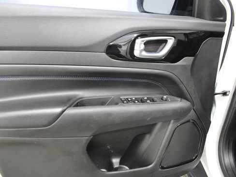 Used 2025 Jeep Compass Latitude w/ Altitude Special Edition image 6